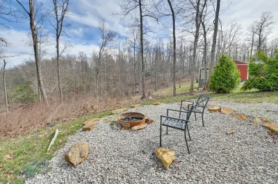 Hot Tub + Fire Pit: Frenchburg Cabin on 1 Acre فنادق في 