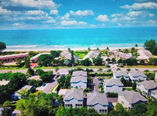 Island Living on Longboat Key 3 minute walk to the beach!