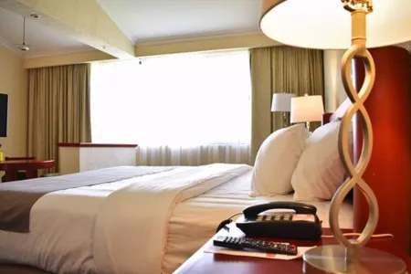 La Posada Hotel y Suites