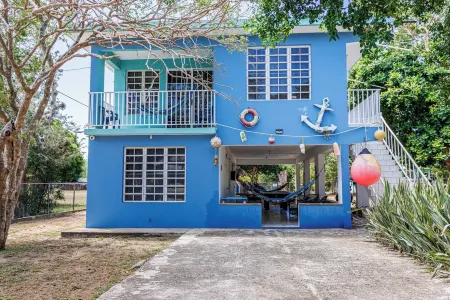 Full Home+Pool with Two Separate Studios First Floor+Pool Table 5 Min from Beach
