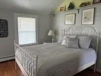 Beautiful old style beach cottage Walk to beach/ restaurants Center of town