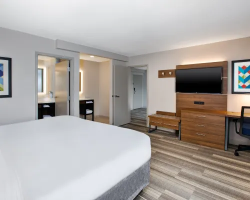 Holiday Inn Express NASHVILLE DOWNTOWN - BROADWAY by IHG Hotel berhampiran Muzium Patsy Cline