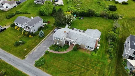 Little Compton: Sweeping ocean view, 5min walk 2 beach, big yard w/ patio, 4 BRs