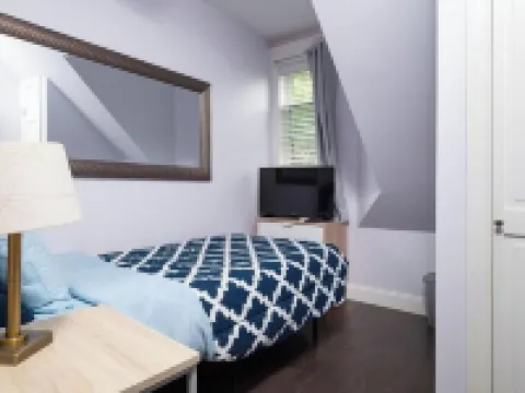 Stylish Boston-Area Duplex - Free Parking, Yard, Comfortable Stay Hoteles en Everett