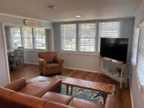 Charming 3-bedroom bungalow in Sneads Ferry with boat dock and gazebo access