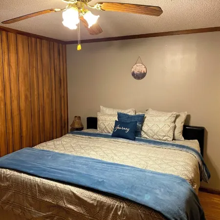 Cozy 2 bedroom condo walking distance to slopes hot tub,pool,gameroom,gym.