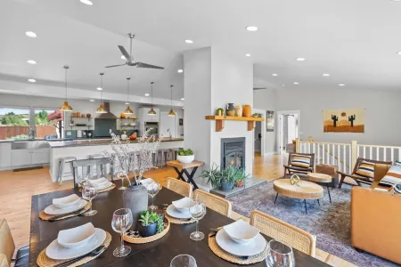 Luxury Moab Home, Stunning Views, 7 bd, sleeps 26