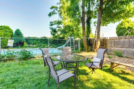 Convenient Apt 2 Mi to Sprain Ridge Park! Отели рядом с достопримечательностью «Антермайер Гарденс Консерванси»