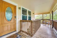 Riverfront Cuero Vacation Home w/ Spacious Deck! - 3-Star