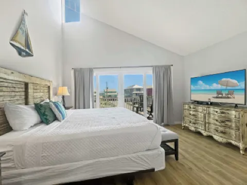 Duplex Beach Home for 6 With Balcony & Resort-style Amenities Hotels in 