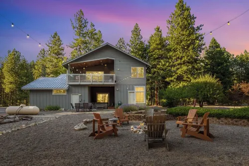 3Br Pet-Friendly Family Pine Cabin with Hot-Tub + Access to Roslyn Ridge!