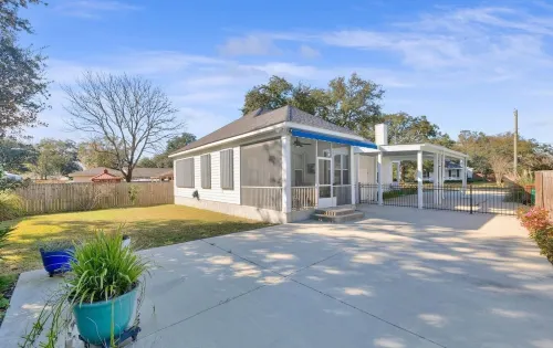 All-American Snowbird Getaway in the Heart of Long Beach! King suite, sleeps 6