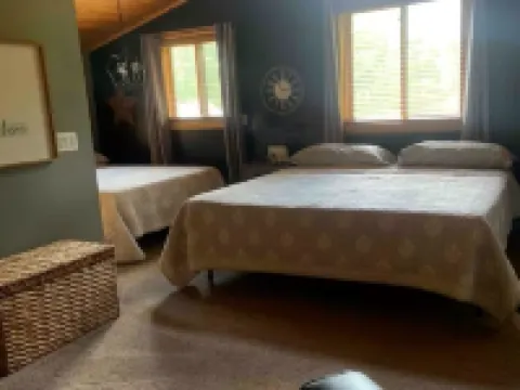 Charming 3-bedroom cabin with AC and WiFi in Neillsville デューハーストのホテル