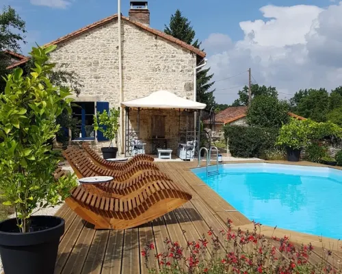 CHARMING COTTAGE WITH TERRACE OVERLOOKING THE COUNTRYSIDE Hotels in Bioussac