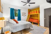 The Lookout at Table Rock Lake - Luxurious Stay - Hot Tub - Bring Your Boat!! Hotels in Shell Knob