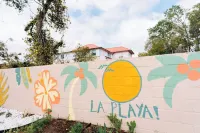 “La Playa” Downtown Brunswick Beach Cottage - near St. Simons & Jekyll