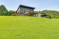 Waterfront Cabin on White River w/ Deck + Patio! - 4 estrellas