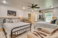 Waterfront Cabin on White River w/ Deck + Patio! - 4 estrellas