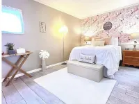 Luxe Villa- mins from Mohegan Sun with fireplace, jacuzzi, sauna/pools, and spa 鄰近Otis Library的酒店