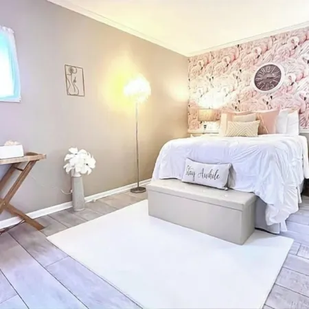 Luxe Villa- mins from Mohegan Sun with fireplace, jacuzzi, sauna/pools, and spa