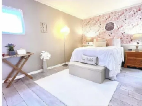 Luxe Villa- mins from Mohegan Sun with fireplace, jacuzzi, sauna/pools, and spa