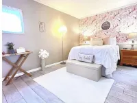 Luxe Villa- mins from Mohegan Sun with fireplace, jacuzzi, sauna/pools, and spa Hotel a 