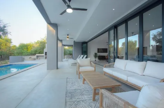 Giraffe Oasis - Kruger Luxury Family Villa: 5-BRs WiFi & AC in Marloth Park Hotels in 