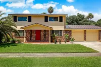 Spacious Modern Home with Pool and Relaxation - Stylish Tranquil Oasis