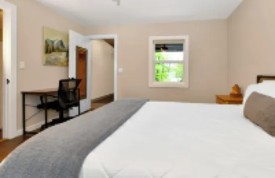 Walk to Beach - Pet friendly Cabin w/ Workspace