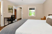 Walk to Beach - Pet friendly Cabin w/ Workspace