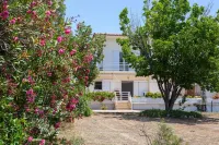 Cottage with garden and sea view