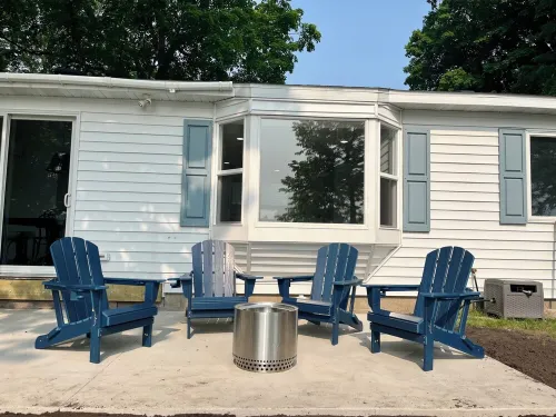 Renovated 2-bedroom lake home on private lake minutes from countless amenities - Chalets