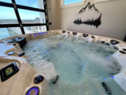 New 4,500 Sq.ft. 14 Guests, 5 Bed, 5 Bath, SkyDeck, Spa, Elevator, Docks, WiFi.