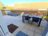 Small private courtyard - 1 minute walk from the beach