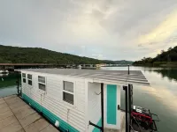 Little Palm • Tiny Houseboat on Norris Lake! فنادق في Claiborne County