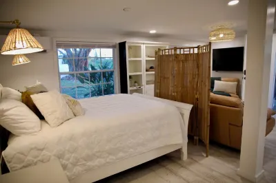 Bamboo Bungalow - cozy waterfront studio near the beach