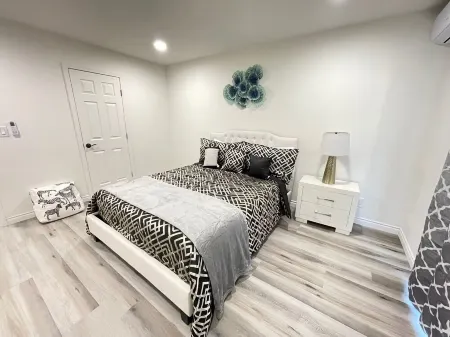 40% OFF Upland 2 Master Beds W/ Yard - Close To Airport, Hospitals & Colleges Отели в г. Апланд