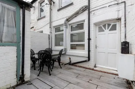 The Cozy Terrace. Two bedroom, terraced house in the centre of Guisborough. Отели в г. Гисборо