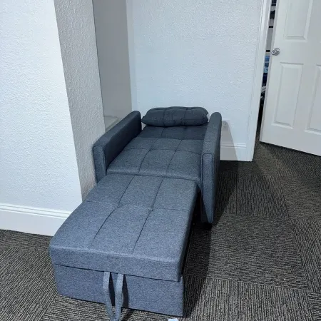 Convenient Walkout Basement Apartment, private entrance in Aurora with WiFi