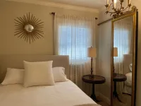 Charming 2-bed cottage in fabulous Napa. Walk to downtown with WiFi, AC