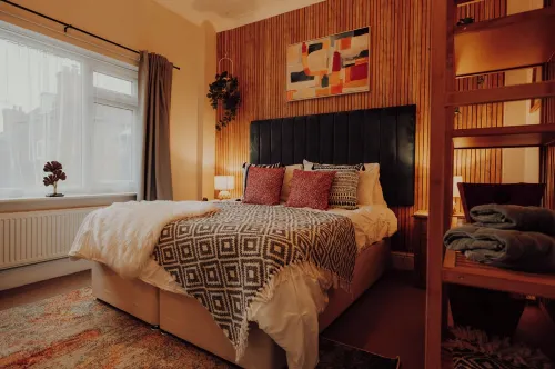 Bright House. 13 minutes to the theme park. Family sized victorian terrace.