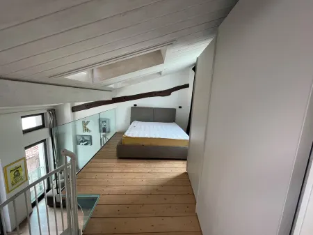 Open-plan loft overlooking Lake Como with private parking space Отели в г. Мальграте