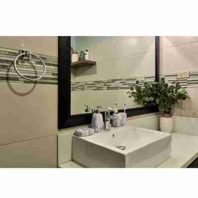 Our beautiful apartment over looks the hills of Kingston Rooms