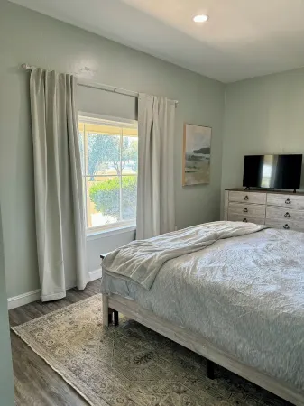 Peaceful 2-bedroom house with golf course view!