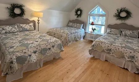 Family Getaway! Book this home w/ 3 bedrooms/8 beds near Park City!