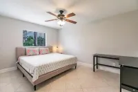 3-bedroom house on the water in brilliant Fort Myers with WiFi, AC. Hotels in Fort Myers Shores
