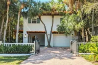 Cozy corner beach house with pool- 1 block from beach!