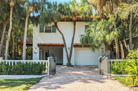 Cozy corner beach house with pool- 1 block from beach! Отели в г. Холмс Бич