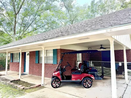 Holly Hideaway - w/Golf Cart! Dog-Friendly Close to Beach & Downtown !!!