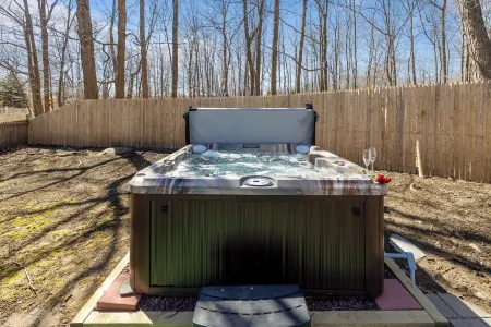 Spacious Home w/Pool/Hot Tub, Mins to Parks/Skiing